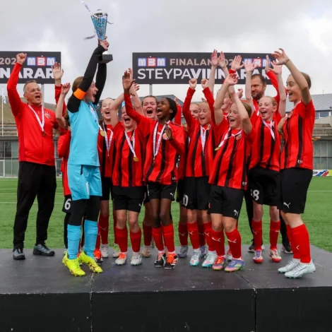Fegnar U13-gentur hjá HB, eftir ein tepran 1-0 sigur á KÍ í finaluni. Samanlagt fyri finalurnar í september vunnu KÍ og HB tríggjar hvør - og harvið flest (Mynd: Jóhanna Thomsen)