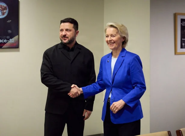 Ukrainski forsetin, Volodymyr Zelenskyj og forkvinnan í ES-nevndini, Ursula von der Leyen hittust á ST-aðalfundinum týsdagin (Mynd: Handout/AFP/Ritzau Scanpix)