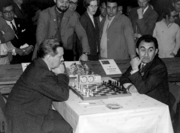 Føroysk ítróttarsøga verður skrivað hin 8. september 1970 í Siegen. Í sínum fjórða dysti í altjóða kapping møta Føroyar Sovjetsamveldinum - fleirfaldu olympisku meistaranum. Á 1. borði Hans Petersen (vm) og Tigran Petrosjan (heimsmeistari 1963-1969). Mitt fyri sæst Rubek Rubeksen brosandi sum forvitin áskoðari. Rubek umboðaði Talvsambandið á FIDE-aðalfundinum í Siegen, tá Føroyar fingu altjóða limaskapin váttaðan
