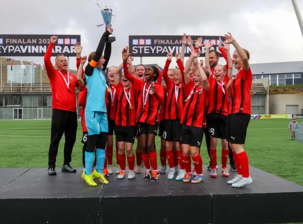 Fegnar U13-gentur hjá HB, eftir ein tepran 1-0 sigur á KÍ í finaluni. Samanlagt fyri finalurnar í september vunnu KÍ og HB tríggjar hvør - og harvið flest (Mynd: Jóhanna Thomsen)