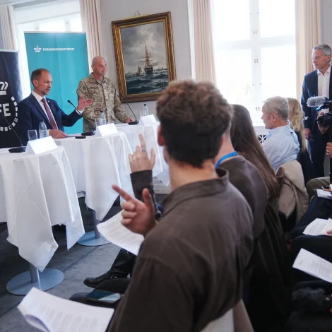 FE-ovastin, verjumálaráðharrin og verjuovastin á tíðindafundi í Keypmannahavn fyrrapartin (Mynd: Ida Marie Odgaard/Ritzau Scanpix)