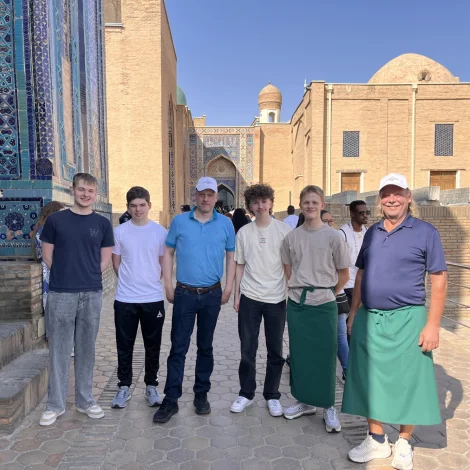 Føroyska talvlandsliðið á útferð í Usbekistan. F.v.. Luitjen Akselsson Apol, Rókur Davidsen, Hjalti Petersen, liðleiðari, Elias Petersen, Jón í Horni Nielsen og John Rødgaard.  Jón og John máttu smoyggja okkurt klæði yvir beru beinini, áðrenn teir stigu inn í Shah-i-Zinda halgidómin