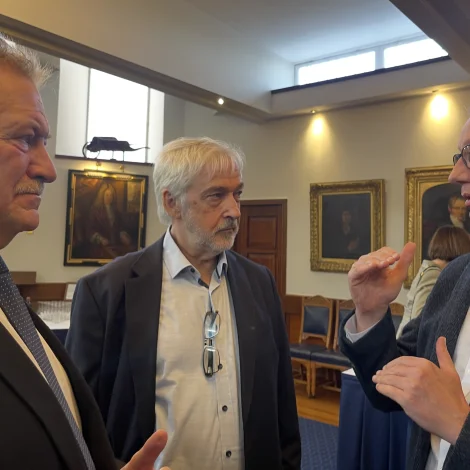 Stjórin í oljufelagnum Adura, Neil McCulloch greiðir landsstýrismanninum í vinnumálum, Jacob Vestergaard og stjóranum á Jarðfeingi, Niels Christian Nolsøe frá útbyggingini av oljukelduni Rosebank við føroyska markið. Mynd Jan Müller