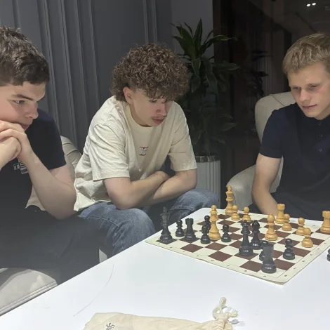 Ungu menninir eru farnir at analýsera. F.v. Rókur Davidsen, Elias Petersen og Jón í Horni Nielsen.