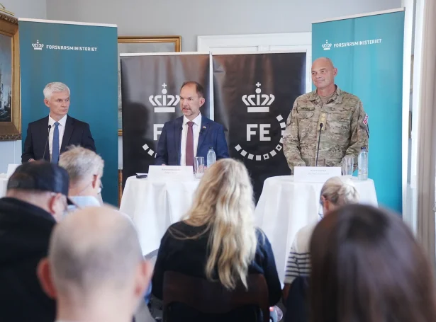 Frá tíðindafundinum í dag. Frá vinstru Thomas Ahrenkiel, FE, Jeppe Buus, verjumálaráðharri, og Michael Hyldgaard, verjuovasti (Mynd: Ida Marie Odgaard/Ritzau Scanpix)