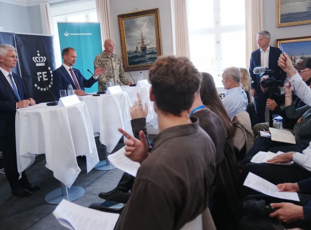 FE-ovastin, verjumálaráðharrin og verjuovastin á tíðindafundi í Keypmannahavn fyrrapartin (Mynd: Ida Marie Odgaard/Ritzau Scanpix)