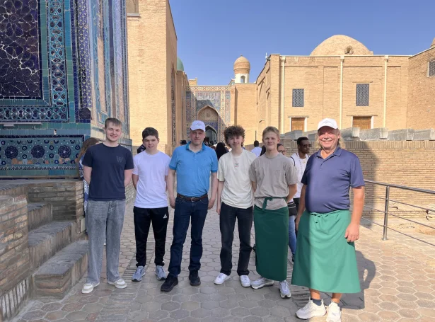 Føroyska talvlandsliðið á útferð í Usbekistan. F.v.. Luitjen Akselsson Apol, Rókur Davidsen, Hjalti Petersen, liðleiðari, Elias Petersen, Jón í Horni Nielsen og John Rødgaard.  Jón og John máttu smoyggja okkurt klæði yvir beru beinini, áðrenn teir stigu inn í Shah-i-Zinda halgidómin