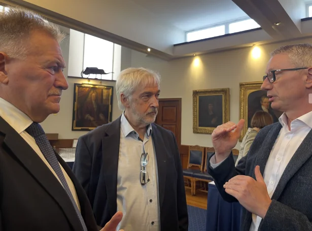 Stjórin í oljufelagnum Adura, Neil McCulloch greiðir landsstýrismanninum í vinnumálum, Jacob Vestergaard og stjóranum á Jarðfeingi, Niels Christian Nolsøe frá útbyggingini av oljukelduni Rosebank við føroyska markið. Mynd Jan Müller