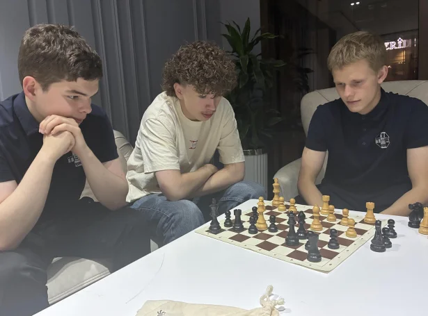 Ungu menninir eru farnir at analýsera. F.v. Rókur Davidsen, Elias Petersen og Jón í Horni Nielsen.
