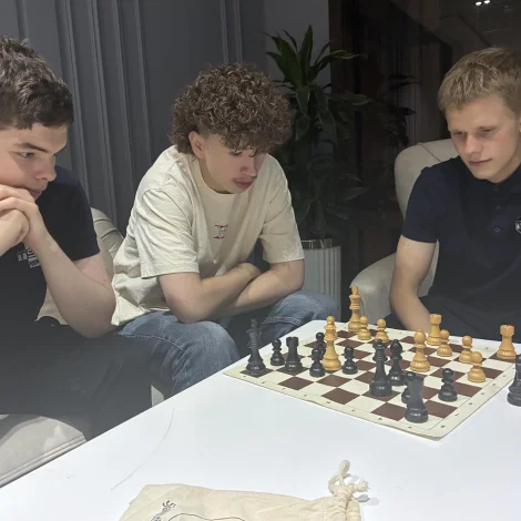 Myndatekstur: Ungu menninir eru farnir at analýsera. F.v. Rókur Davidsen, Elias Petersen og Jón í Horni Nielsen.