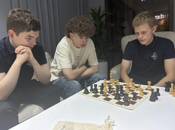 Myndatekstur: Ungu menninir eru farnir at analýsera. F.v. Rókur Davidsen, Elias Petersen og Jón í Horni Nielsen.