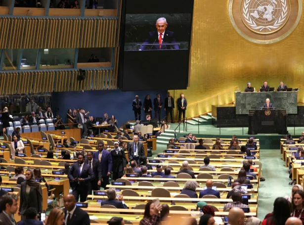 Fólk fóru úr salinum, tá Netanyahu fór upp á røðarapallin (Mynd: Timothy A. Clary/AFP/Ritzau Scanpix)