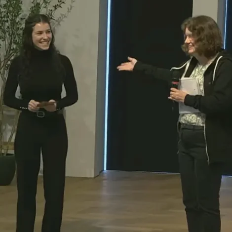 Charlotte Géraldine Amannt fær vinning frá Dagmar Joensen-Næs fyri bestu snarrøðuna