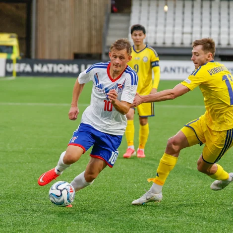 Tað endaði 1-1 á Tórsvølli, tá Føroyar og Kasakstan spældu fyri níggju døgum síðani - í morgin hittast liðini á væl størri leikvølli nógv longuri eysturi (Mynd: Sverri Egholm)