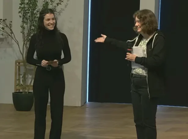Charlotte Géraldine Amannt fær vinning frá Dagmar Joensen-Næs fyri bestu snarrøðuna