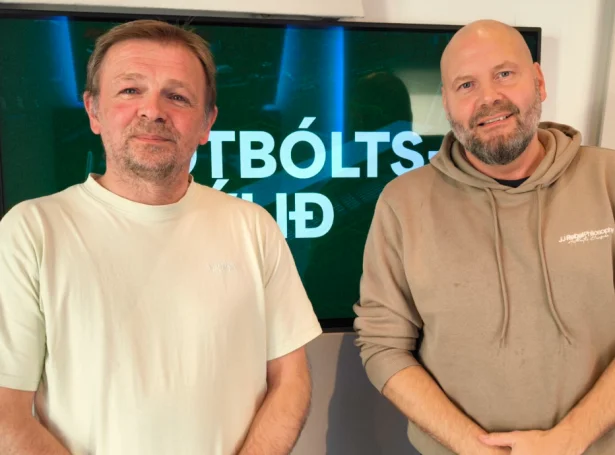 Øssur Hansen og Andrew av Fløtum vitjaðu Fótbóltsskýlið í gjár. Samanlagt hava teir 85 A-landsdystir á baki (Mynd: Gunnar Johannesen)