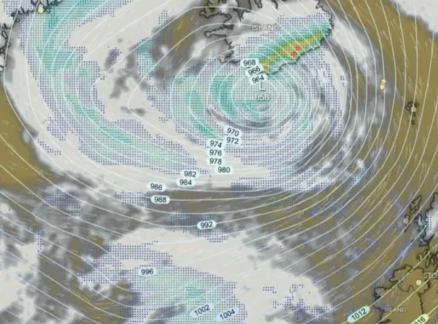Hósdagin klokkan 4 um morgunin sær veðurkortið soleiðis út á havleiðunum sunnan fyri Ísland. Hetta er løtan við mest vindinum í Føroyum. Lágtrýstið er minni enn 100 fjórðingar sunnan fyri Ísland, lufttrýstið í miðjuni er 968 hPa, mesti vindurin er sunnan fyri miðjuna. Vit sleppa aftur nokkso væl. (Mynd: windy.com)