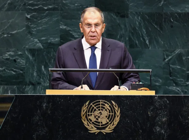 Russiski uttanríkismálaráðharrin, Sergej Lavrov helt røðu á ST-aðalfundinum leygardagin (Mynd: Charly Triballeau/AFP/Ritzau Scanpix)