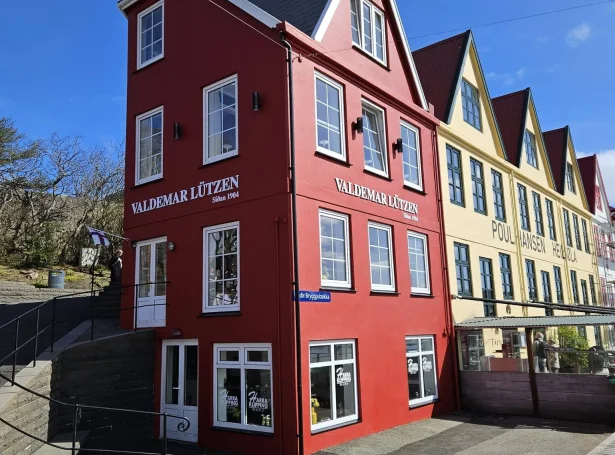Bryggjubakki 2 í dag. Eftir endurnýggjanina er navnið Valdemar Lützen aftur týðiliga sjónligt á fasaduni.