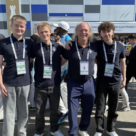 F.v.: Luitjen Akselsson Apol, Jón í Horni Nielsen, John Rødgaard og Elias Petersen telvaðu móti Kosovo í seinasta umfari á olympiaduni í Usbekistan í gjár