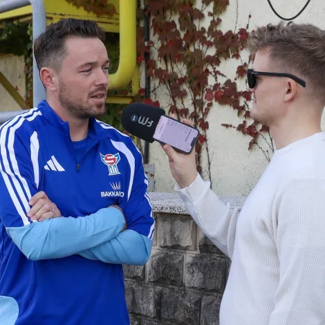 Trygvi Absalonsen tosaði við Viljorm Davidsen í samband við venjingina í Moldova sunnudagin (Mynd: FSF/Hans Erik Danielsen)