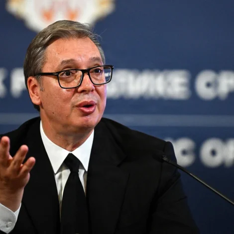 Aleksandar Vucic, sum hevru verið forseti síðan mai 2017, legði frá sær sunnudagin (Mynd: Oliver Bunic/AFP/Ritzau Scanpix)
