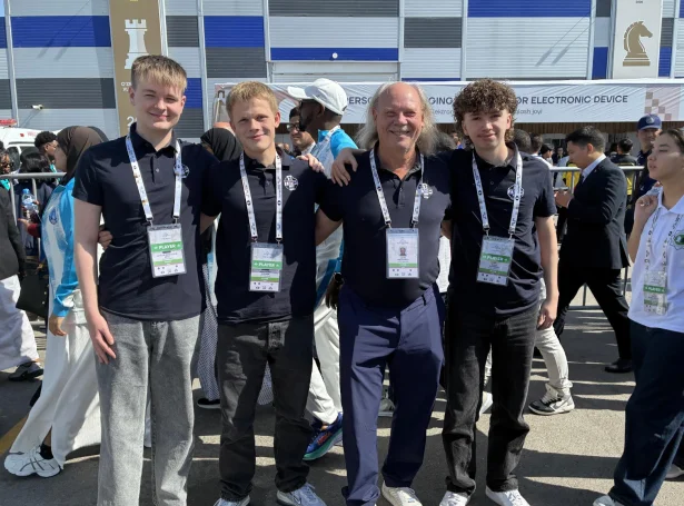 F.v.: Luitjen Akselsson Apol, Jón í Horni Nielsen, John Rødgaard og Elias Petersen telvaðu móti Kosovo í seinasta umfari á olympiaduni í Usbekistan í gjár