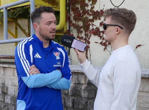 Trygvi Absalonsen tosaði við Viljorm Davidsen í samband við venjingina í Moldova sunnudagin (Mynd: FSF/Hans Erik Danielsen)