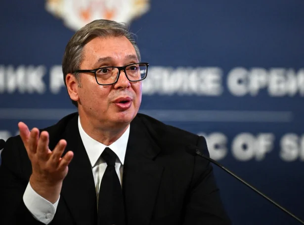 Aleksandar Vucic, sum hevru verið forseti síðan mai 2017, legði frá sær sunnudagin (Mynd: Oliver Bunic/AFP/Ritzau Scanpix)