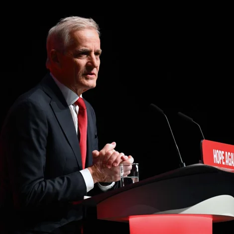 Jonas Gahr Støre. Myndin er tikin tá norski forsætisráðharrin um vikuskiftið var gestarøðari á ársfundinum hjá bretska Labour-flokkinum (Mynd: Oli Scarff/AFP/Ritzau Scanpix )