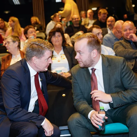 Aksel V. Johannesen, landsstýrismaður við fíggjarmálum, og Beinir Johannesen, løgmaður (Mynd: Jens Kr. Vang)