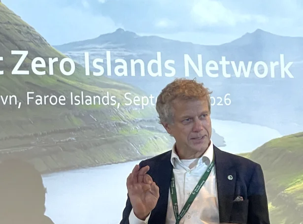 Klaus Skytte, stjóri í Nordic Energy Research setti seminar um orku, veðurlag, smærri oyggjasamfeløg og net zero í Norðurlandahúsinum í gjár. Mynd Jan Müller