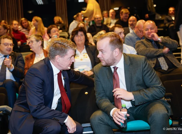 Aksel V. Johannesen, landsstýrismaður við fíggjarmálum, og Beinir Johannesen, løgmaður (Mynd: Jens Kr. Vang)