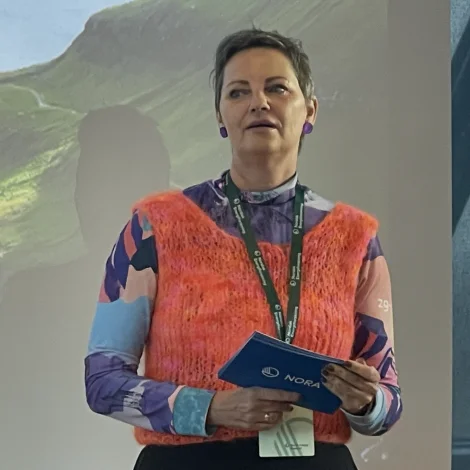 Halla Nolsøe Poulsen, stjóri í NORA á seminari í Norðurlandahúsinum um orkuveiting, orkutrygd, veðurlag og avbjóðingar í smærri oyggjasamfeløgum. Mynd Jan Müller