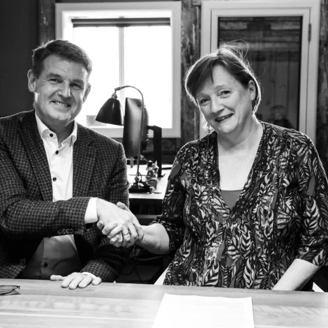 Aksel V. Johannesen, landsstýrismaður, saman við Duritu Tausen, leiðari á lønar- og bókhaldsdeildini á Gjaldstovuni (Mynd: Fíggjarmálaráðið)