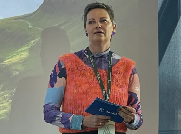 Halla Nolsøe Poulsen, stjóri í NORA á seminari í Norðurlandahúsinum um orkuveiting, orkutrygd, veðurlag og avbjóðingar í smærri oyggjasamfeløgum. Mynd Jan Müller