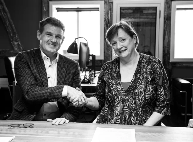 Aksel V. Johannesen, landsstýrismaður, saman við Duritu Tausen, leiðari á lønar- og bókhaldsdeildini á Gjaldstovuni (Mynd: Fíggjarmálaráðið)