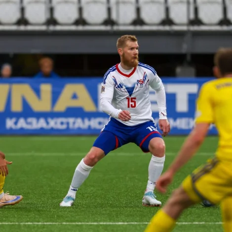 Odmar Færø leiðir føroyska liðið á vøllin ímóti slovakum - Mynd: Jóhanna Thomsen