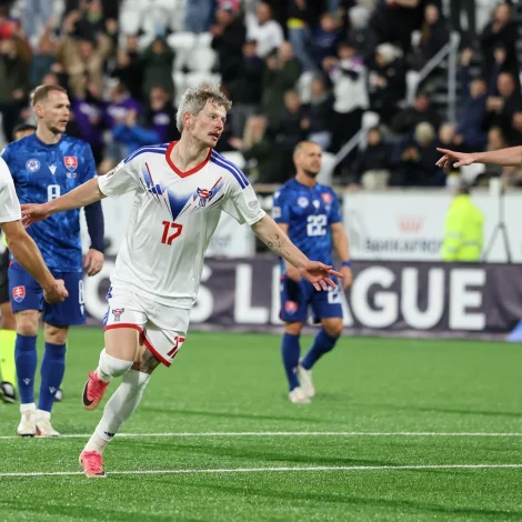 Adrian Justinussen skoraði sítt fyrsta A-landsliðsmál í kappingardysti - ein kanón (Mynd: Sverri Egholm)