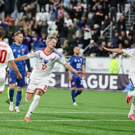 Adrian Rúnason Justinussen skoraði flott mál, sum tryggjaði Føroyum flottan javnleik móti Slovakia (Mynd: Sverri Egholm)