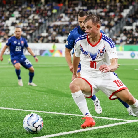 Áki Samuelsen spældi herfyri tveir landsdystir á Tórsvølli. Hann skoraði í øðrum og legði upp í hinum. Nú bíðar evropeiskur deildarspælsfótbóltur á fyrsta sinni hjá honum (Mynd: Sverri Egholm)
