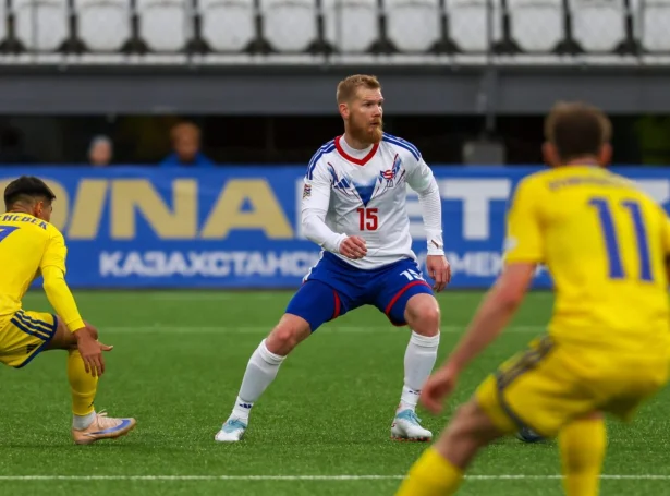 Odmar Færø leiðir føroyska liðið á vøllin ímóti slovakum - Mynd: Jóhanna Thomsen