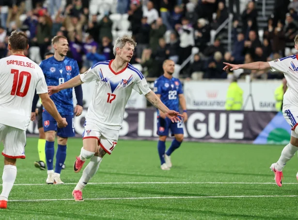 Adrian Justinussen skoraði sítt fyrsta A-landsliðsmál í kappingardysti - ein kanón (Mynd: Sverri Egholm)