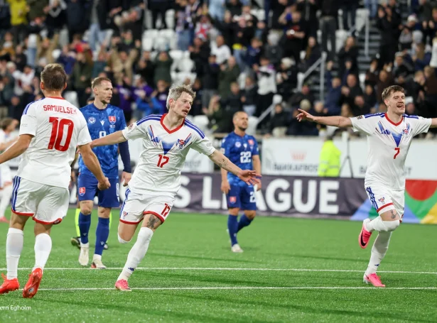 Adrian Rúnason Justinussen skoraði flott mál, sum tryggjaði Føroyum flottan javnleik móti Slovakia (Mynd: Sverri Egholm)