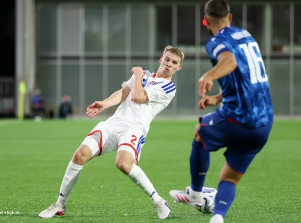 Slovakia liggur sum væntað til at vinna bólkin, meðan tað í november kann gerast harður dystur um 2. plássi. Føroyar kunnu framvegis avgerða alt (Mynd: Sverri Egholm)
