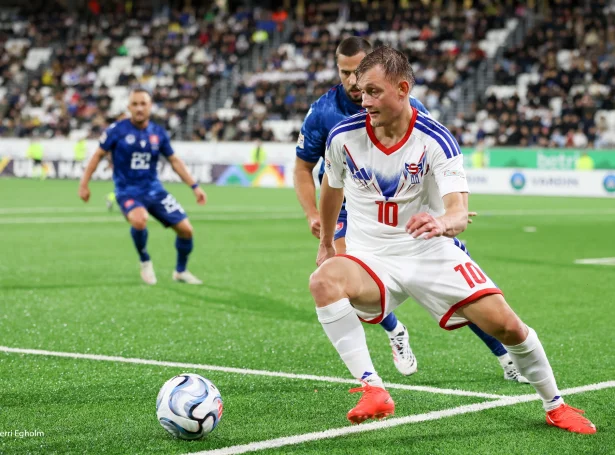 Áki Samuelsen spældi herfyri tveir landsdystir á Tórsvølli. Hann skoraði í øðrum og legði upp í hinum. Nú bíðar evropeiskur deildarspælsfótbóltur á fyrsta sinni hjá honum (Mynd: Sverri Egholm)