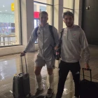 Ari í Haraldsstovu Petersen og Geza David Turi uttanfyri Nursultan Nazarbayev flogvøllin í Astana