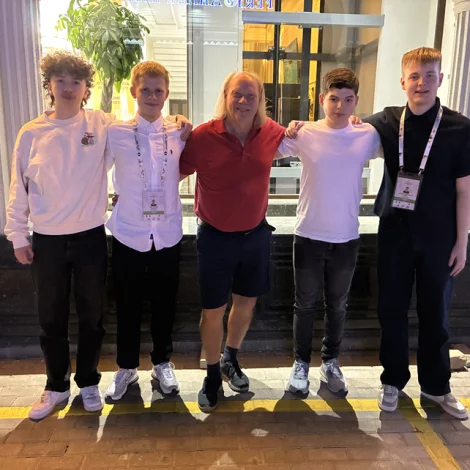 Ungt og gott gamalt. Føroyska talvlandsliðið, sum júst hevur verið á talvolympiadu í Usbekistan. F.v.: Elias Petersen, Jón í Horni Nielsen, John Rødgaard, Rókur Davidsen og Luitjen Akselsson Apol.