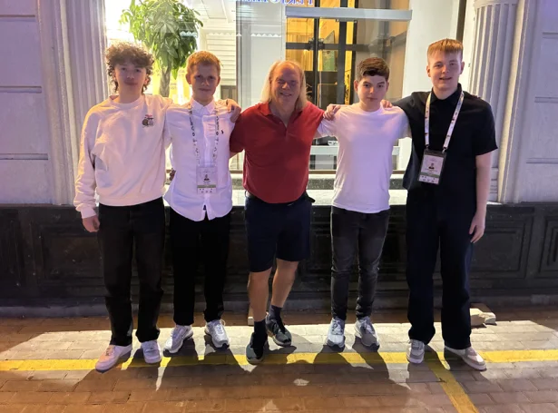 Ungt og gott gamalt. Føroyska talvlandsliðið, sum júst hevur verið á talvolympiadu í Usbekistan. F.v.: Elias Petersen, Jón í Horni Nielsen, John Rødgaard, Rókur Davidsen og Luitjen Akselsson Apol.