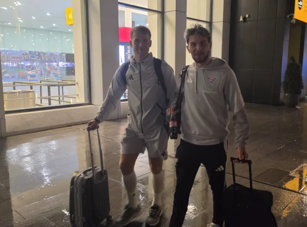 Ari í Haraldsstovu Petersen og Geza David Turi uttanfyri Nursultan Nazarbayev flogvøllin í Astana (Mynd: Sverri Egholm)